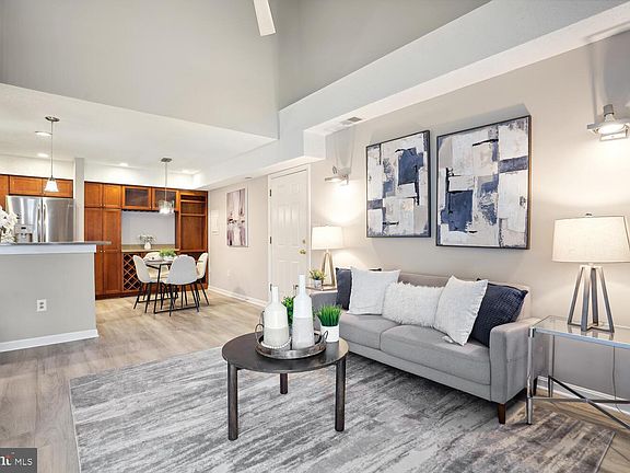 4th image of 6913 Mary Caroline Cir #6913L