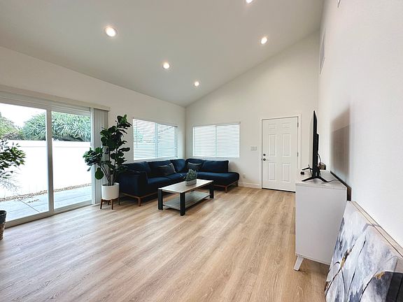 5th image of 2418 Thorn Pl #A