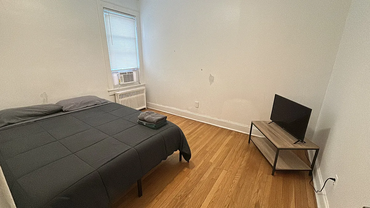 Building Photo - 370 E 18th St #1