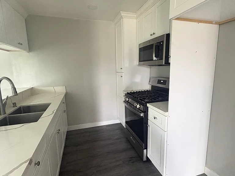 658 Scott Pl #6 — Photo 2