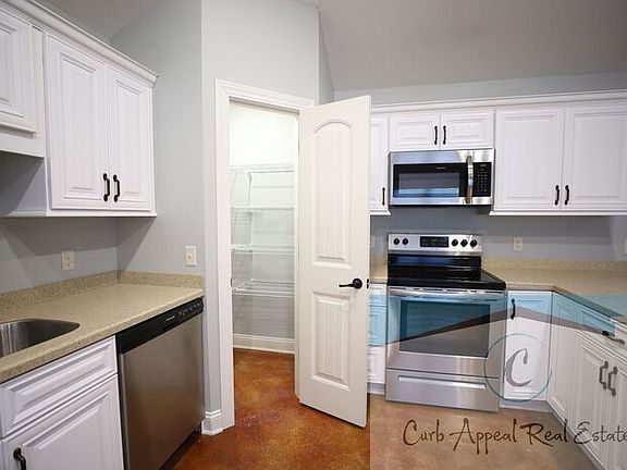 5th image of 349 Wolf Den Dr