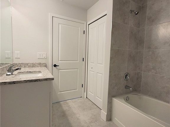 4th image of 904 E 13th St