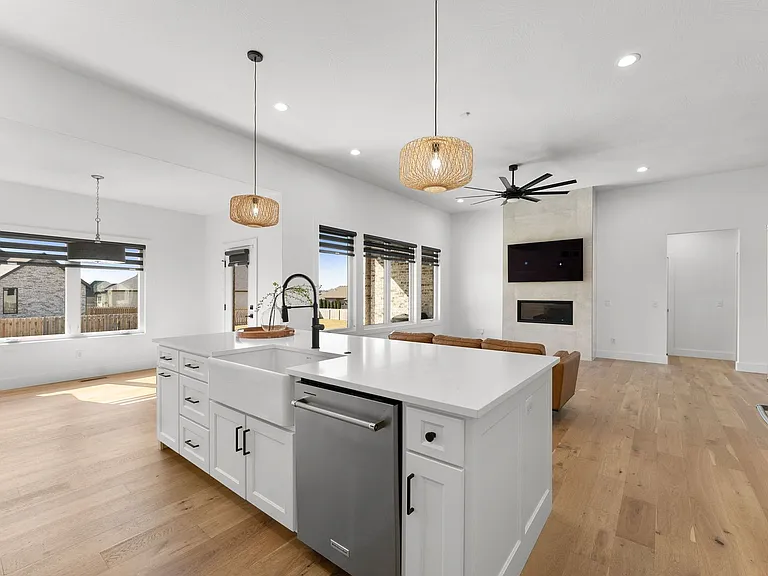 4464 E Lancaster Way — Photo 17