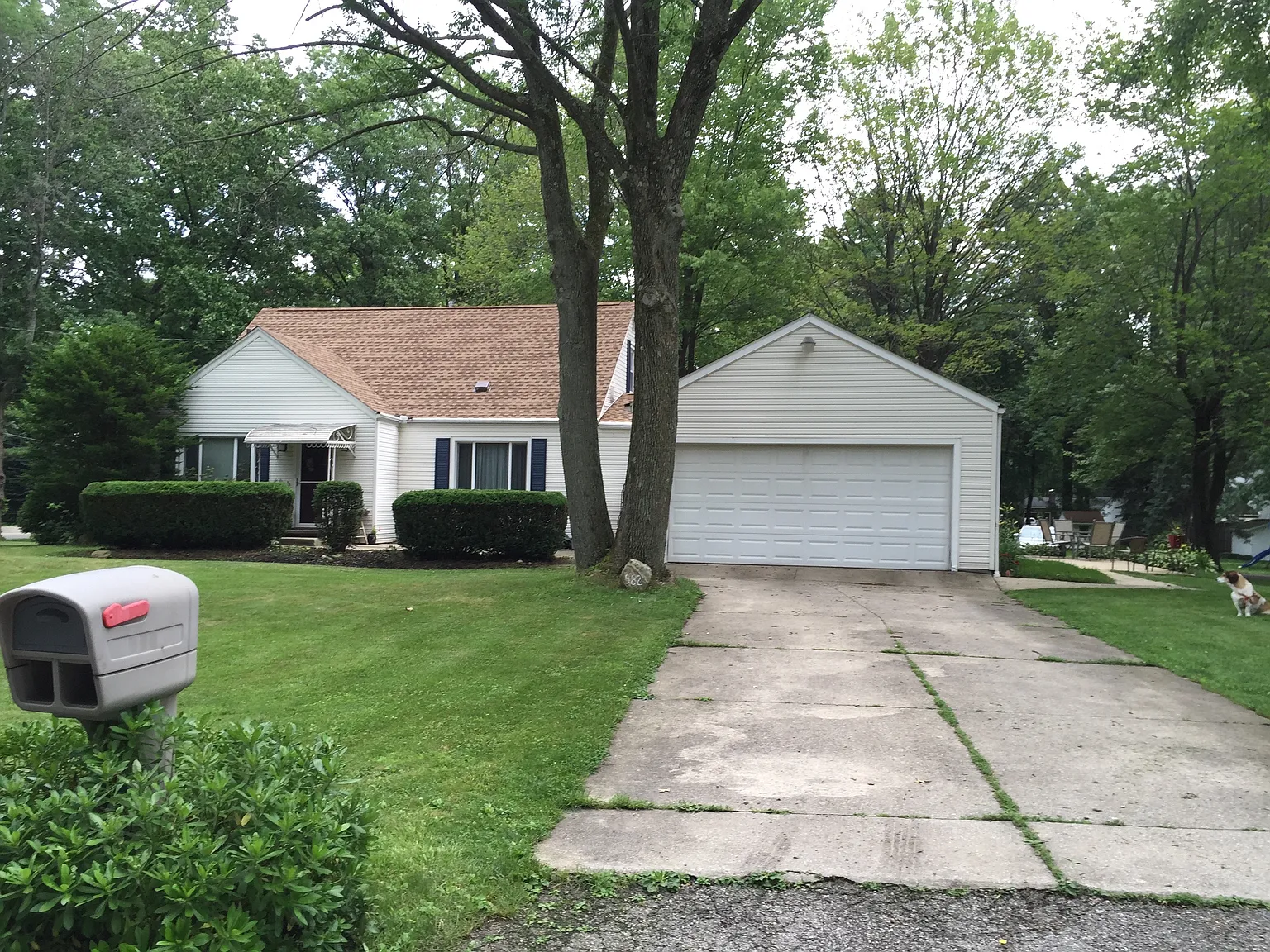 582 Spring Grove Dr photo 1