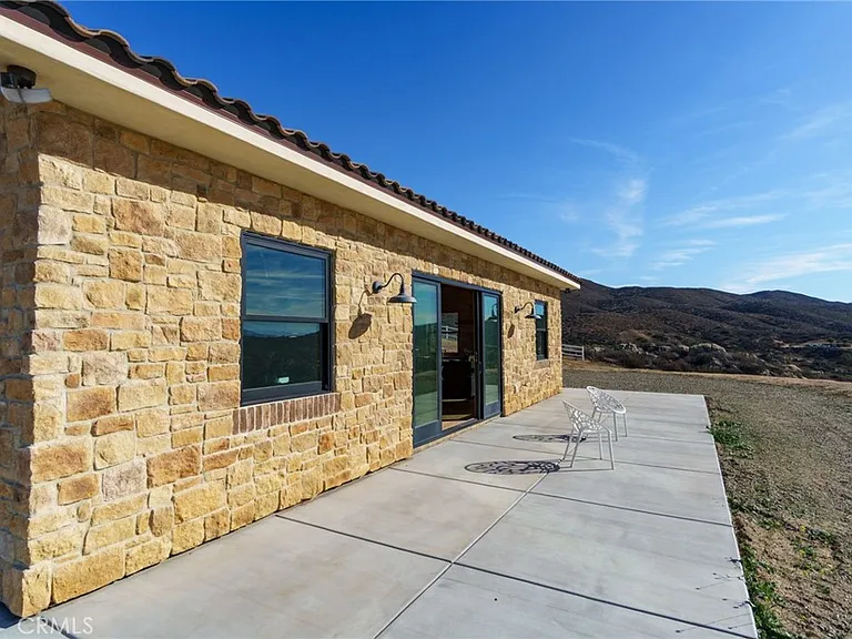 37219 Quarter Valley Rd — Photo 3