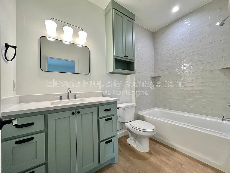 216 E Hurd St #200 — Photo 11
