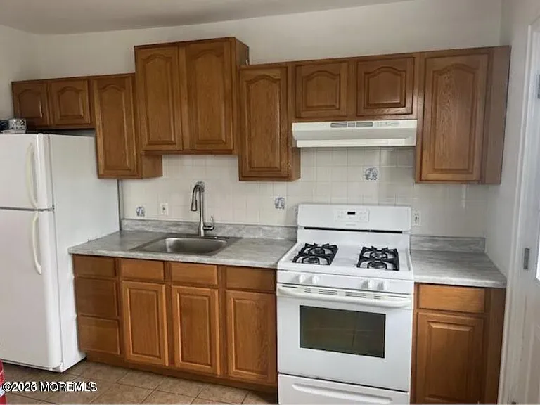 24 Bay Ave #5 — Photo 5