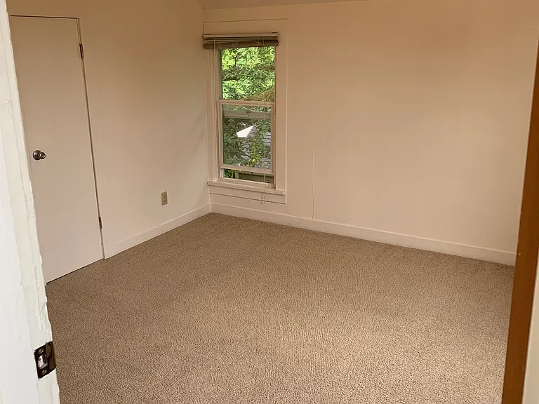 1417 1/2 Hoyt Ave — Photo 5