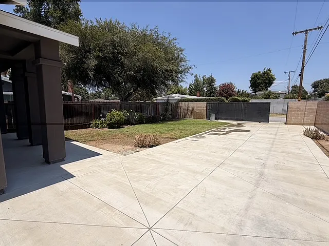 312 W Edna Pl — Photo 3