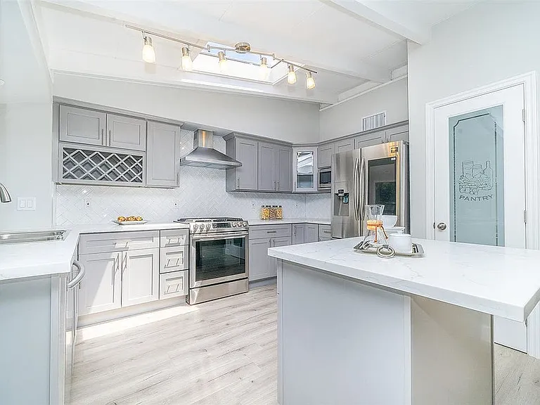 735 Lakewood Dr — Photo 1