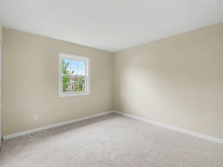 319 Brock Sq — Photo 15