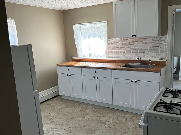 419 Pleasant St — Photo 7