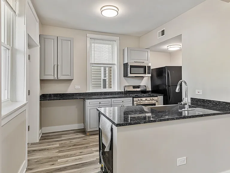 2630 W Division St #2R — Photo 2