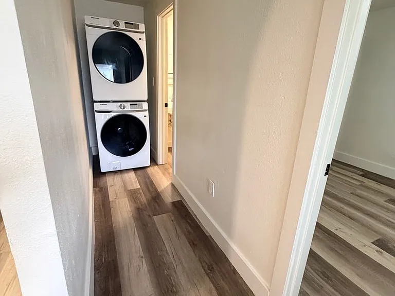 1121 Essex St — Photo 3