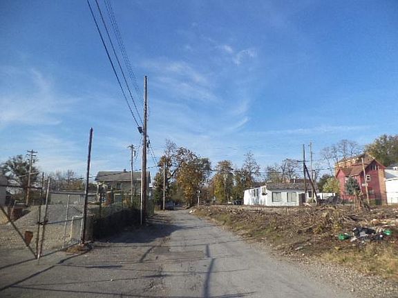 5th image of 4019 Dumont St