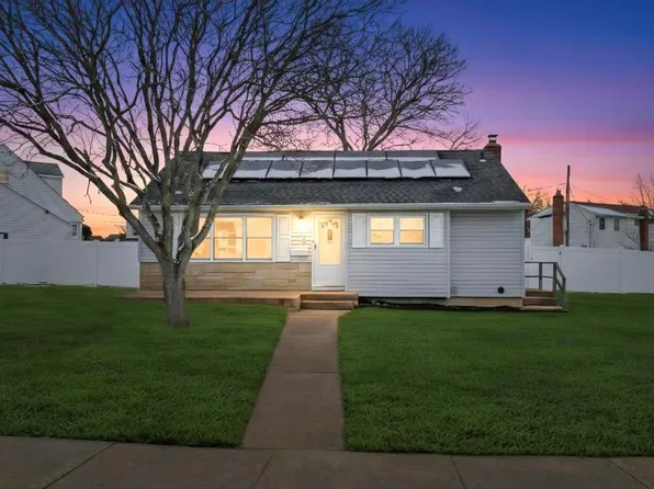 41 Winding Road, Hicksville, NY 11801