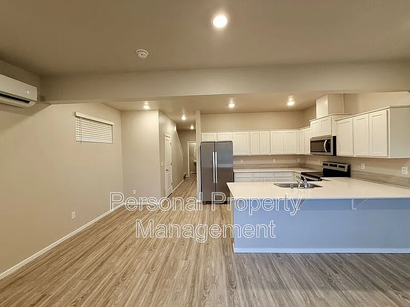 3 bed, 2.5 bath, 1396 sqft, $2,395 — Photo 2