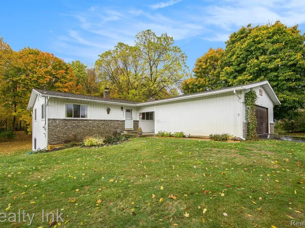 10484 Campbell Ct, Hamburg, MI 48139