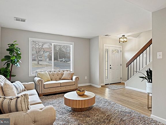 2nd image of 1118 Shannon Pl