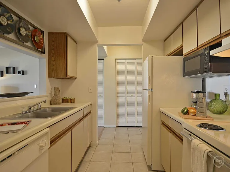 Valley Stream Village Apartments — Photo 39
