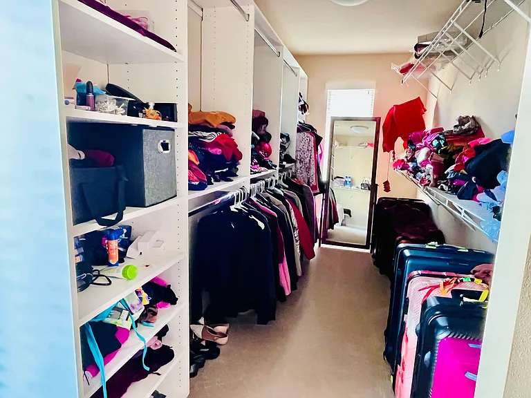 Master closet 1