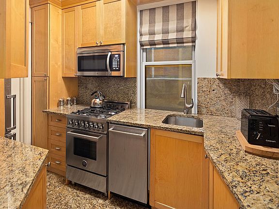4th image of 11 W 69th St APT 1C