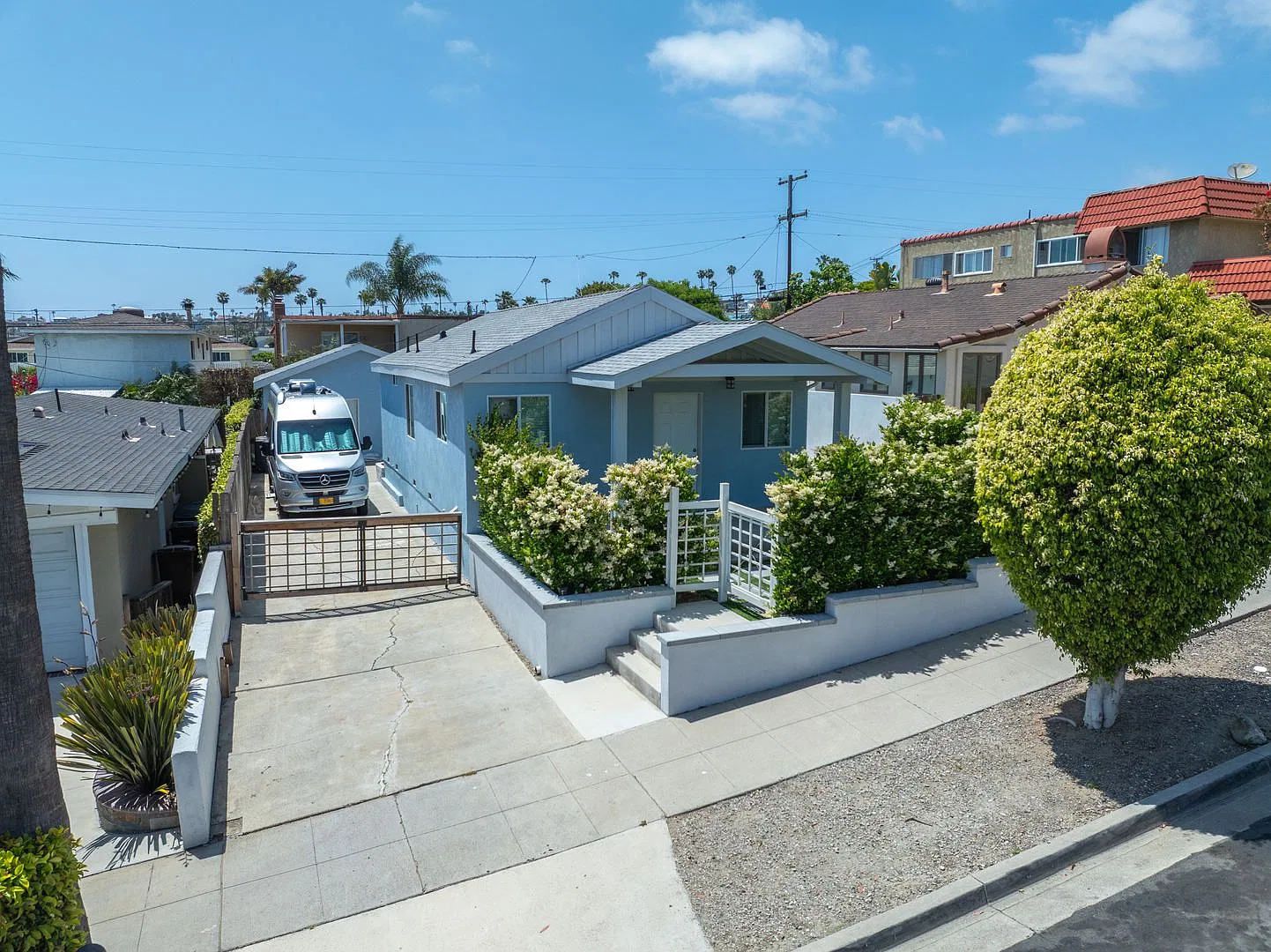 Charming Beach Bungalow | Huge Yard & Prime Location! — Photo 2