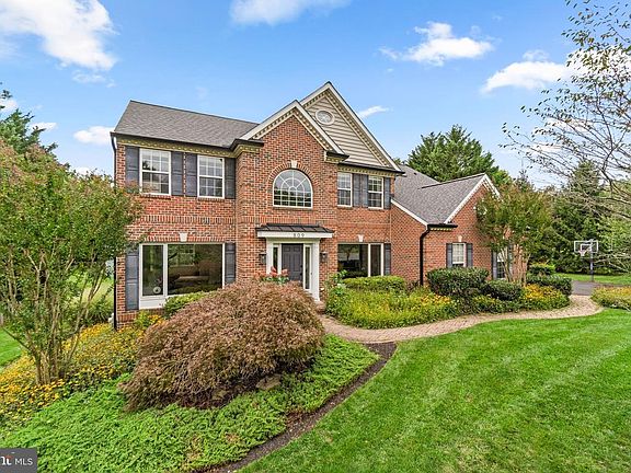 3rd image of 809 Castlebridge Ct