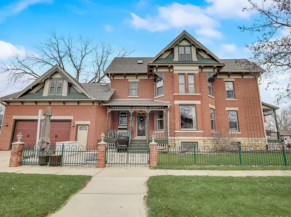 305 4th St, Prairie Du Sac, WI 53578
