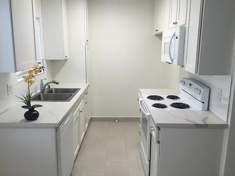 COMPLETELY REMODELED TOWNHOUSE FOR RENT — Photo 7