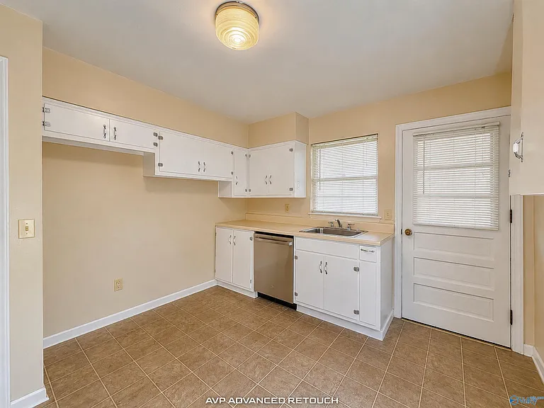 514 Ferry St NE — Photo 8