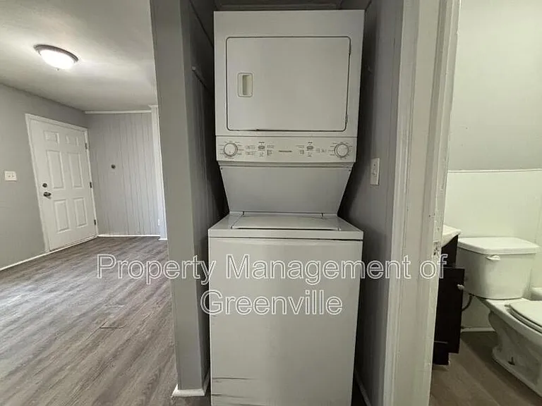 326 Loop St #E — Photo 8