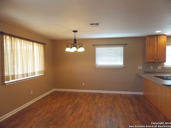 5th image of 102 Stacy Ln N