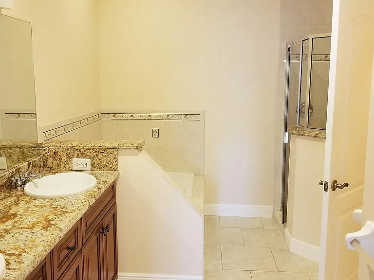 572 Lee Ave — Photo 9