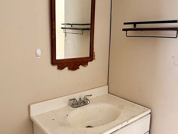 5th image of 48 Broad St