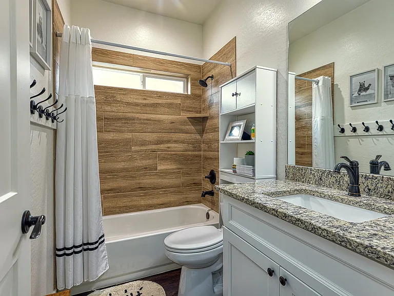 1096 E Adams St — Photo 10