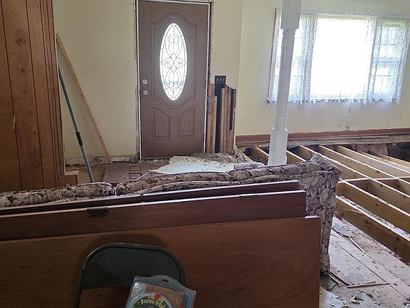 4th image of 664 Eastland Ave.