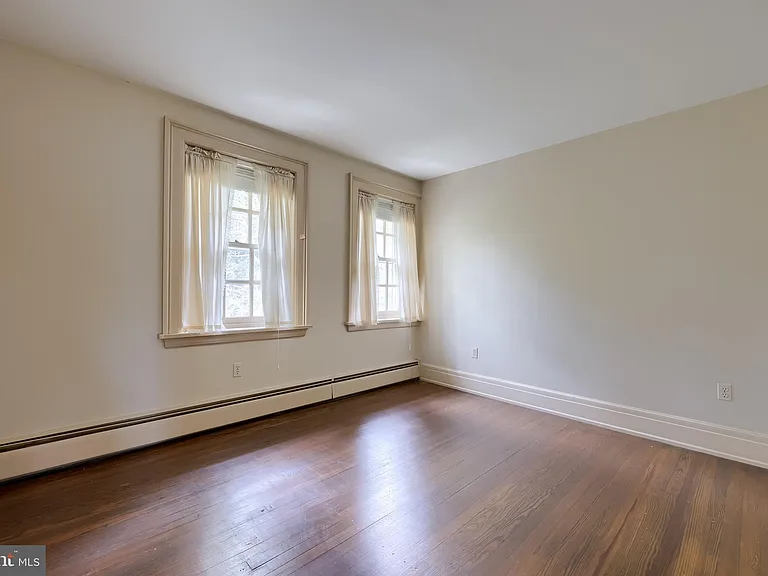 226 E Caracas Ave — Photo 37