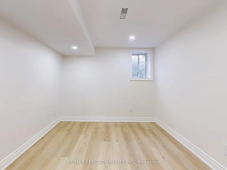 19 Macpherson St #BASEMENT — Photo 9