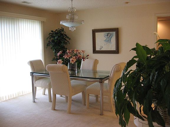 Beautiful Dining Room w/Slider to Patio