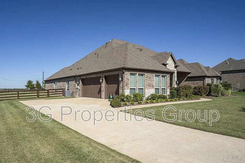 4 bed, 3.5 bath, 4351 sqft, $4,995 — Photo 3