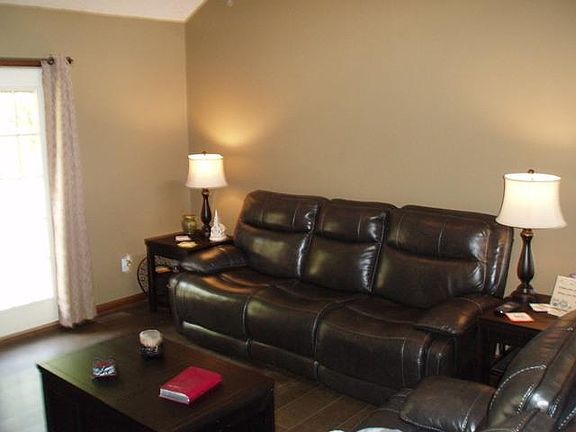 4th image of 479 Oak Leaf Cir