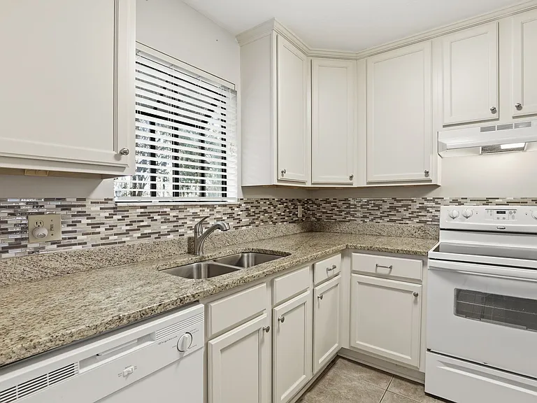 2300 SW 43rd St #H3 — Photo 12