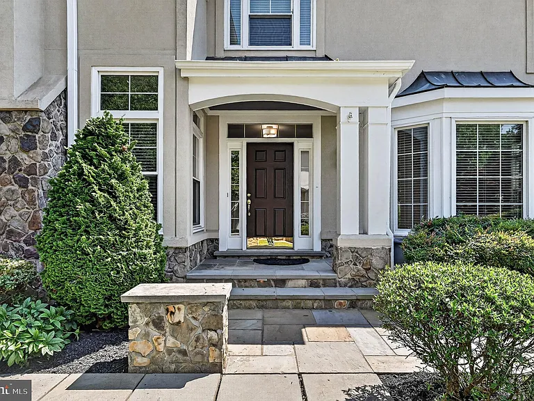 2207 Frank St — Photo 8