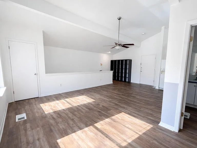 212 Lessin Ln #B — Photo 4