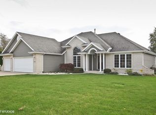 5637 Prairie Ridge Dr, Racine, WI 53406