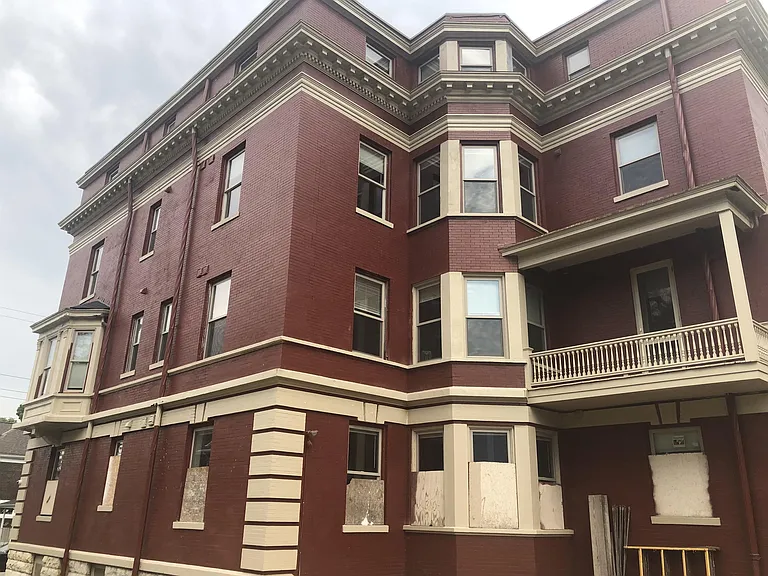 2415 Maplewood Ave — Photo 1