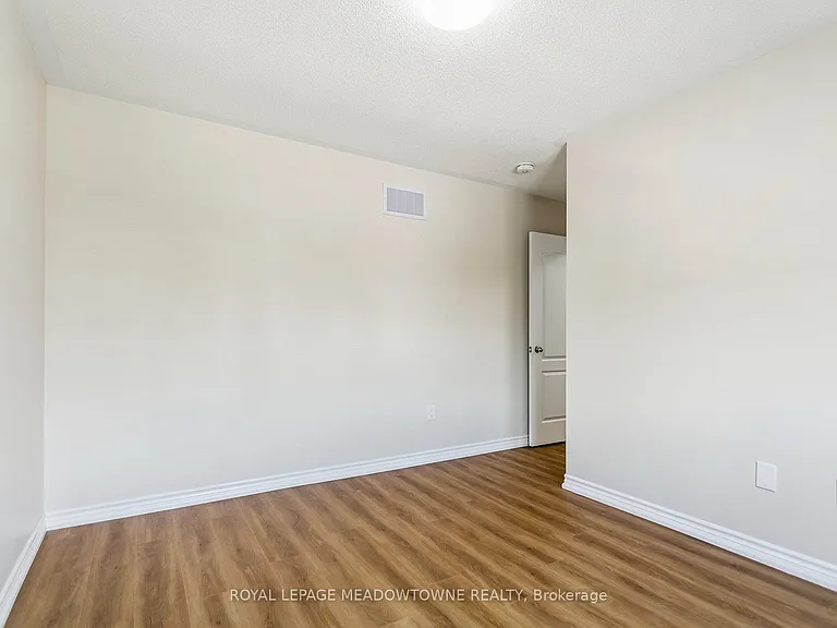15 Learmont Ave #UPPER — Photo 32