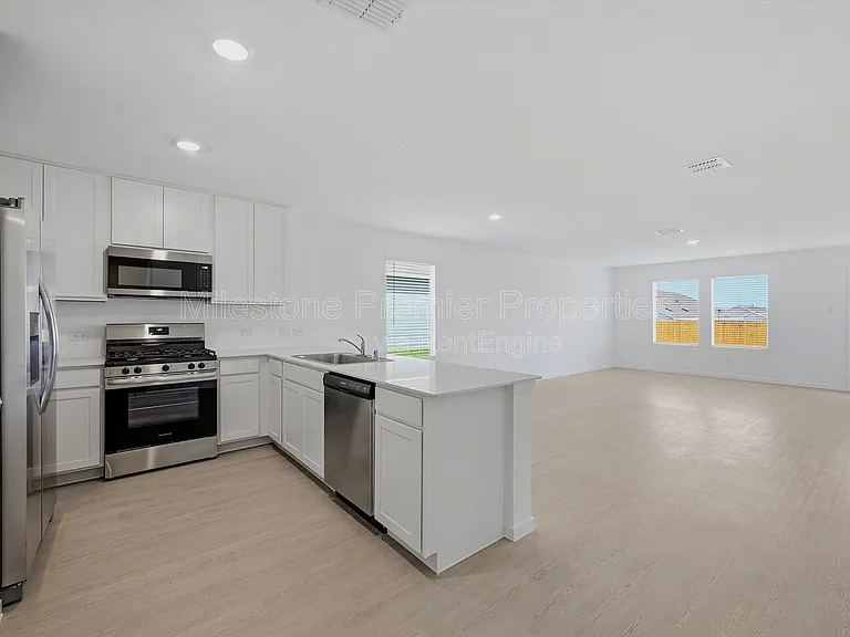 3719 Longleaf Dr — Photo 5