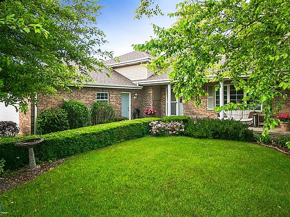 3rd image of 725 Blue Jay Way